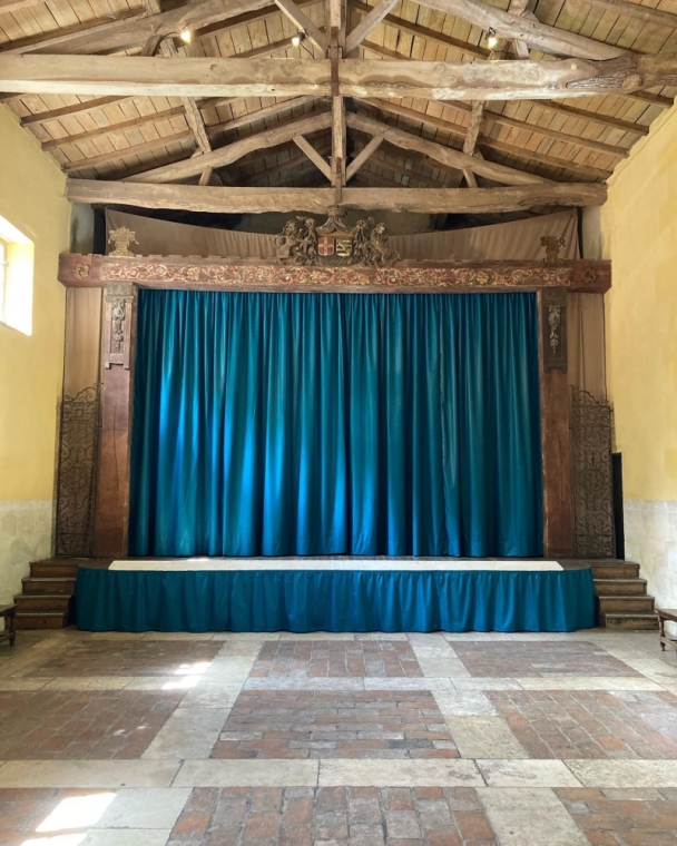 Confection et installation des rideaux de scène à Saintes, Saintes, Intérieur Décoration